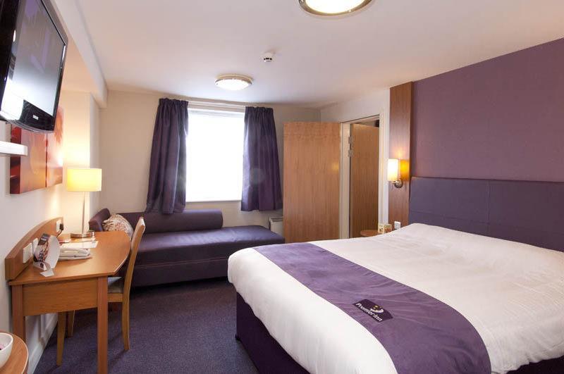 Premier Inn Poole Centre Buitenkant foto